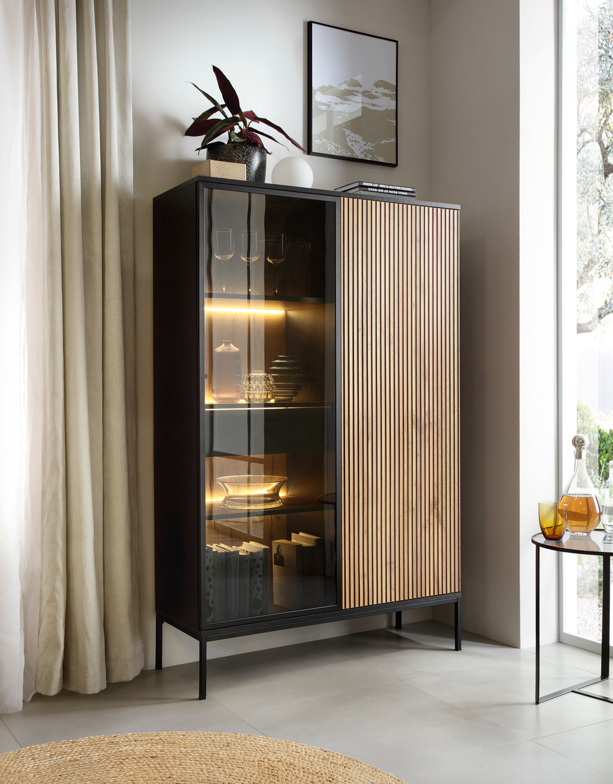 Hohe Vitrine Tosena mit zwei Türen, einer Schublade und LED-Beleuchtung, 104 cm, Schwarz/Wotan-Eiche
