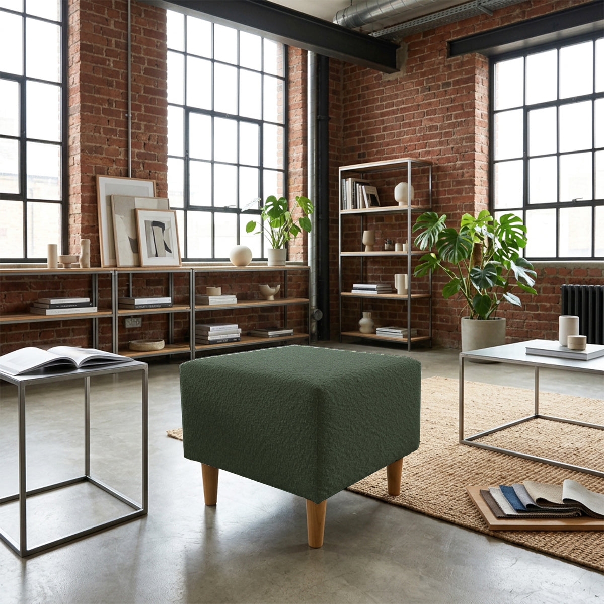 Fauteuil oreilles Teddlo avec repose-pieds, velours chenille vert, pieds en hêtre