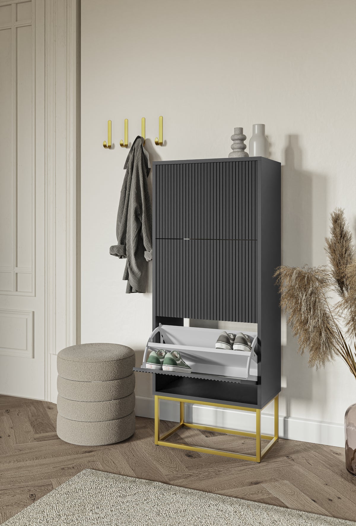 Meuble à chaussures Veldio avec façade rainurée et trois compartiments 50 cm Noir avec pieds dorés