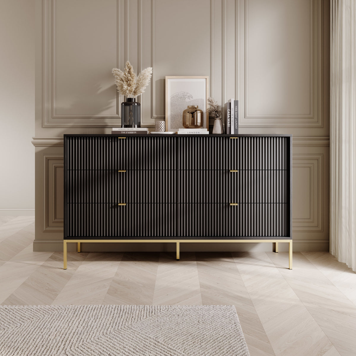 Commode six tiroirs Vellore 154 cm noire avec façades rainurées et structure dorée