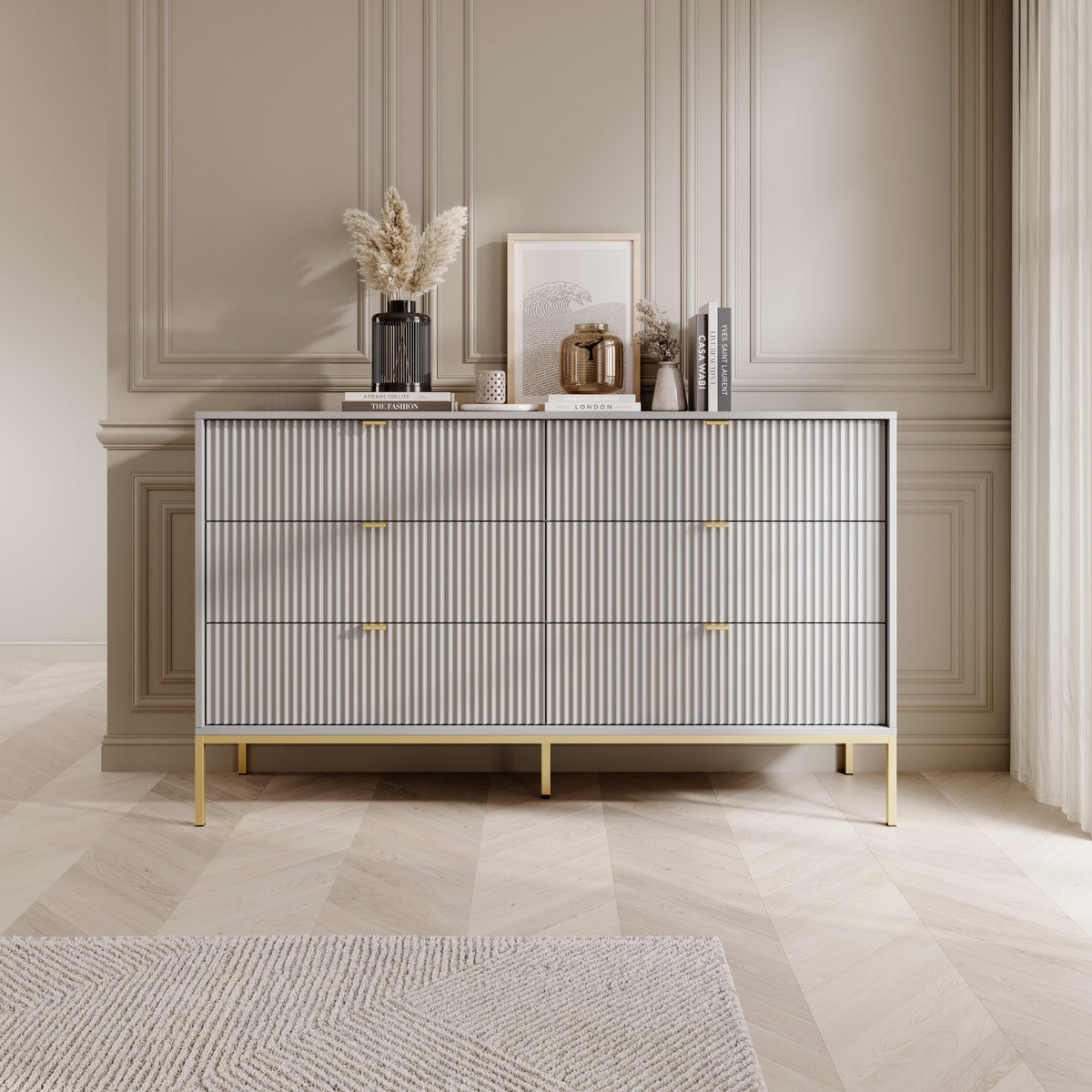 Commode 6 tiroirs Vellore 154 cm grise avec façades rainurées et structure dorée