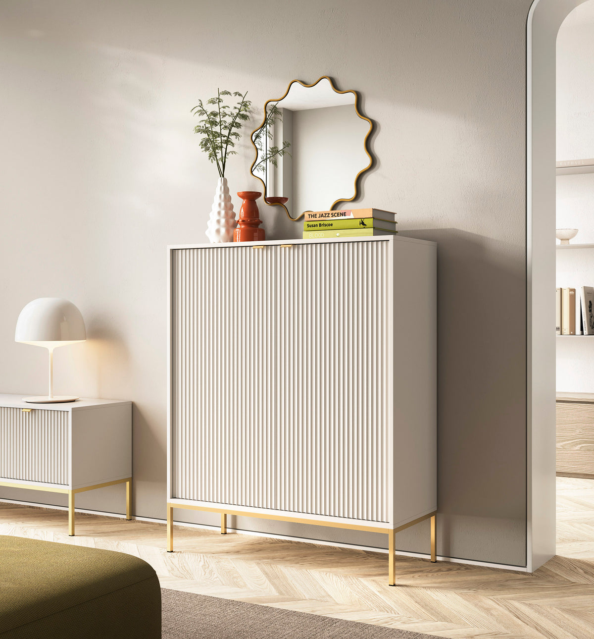 Commode haute Vellore cachemire avec façades rainurées et structure dorée