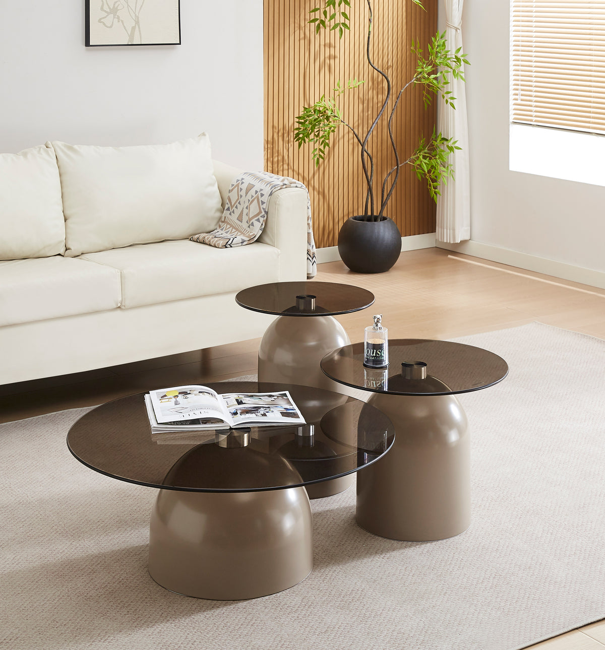 Table basse Velmorra ronde diamètre 40 cm avec plateau en verre fumé et base métallique cachemire