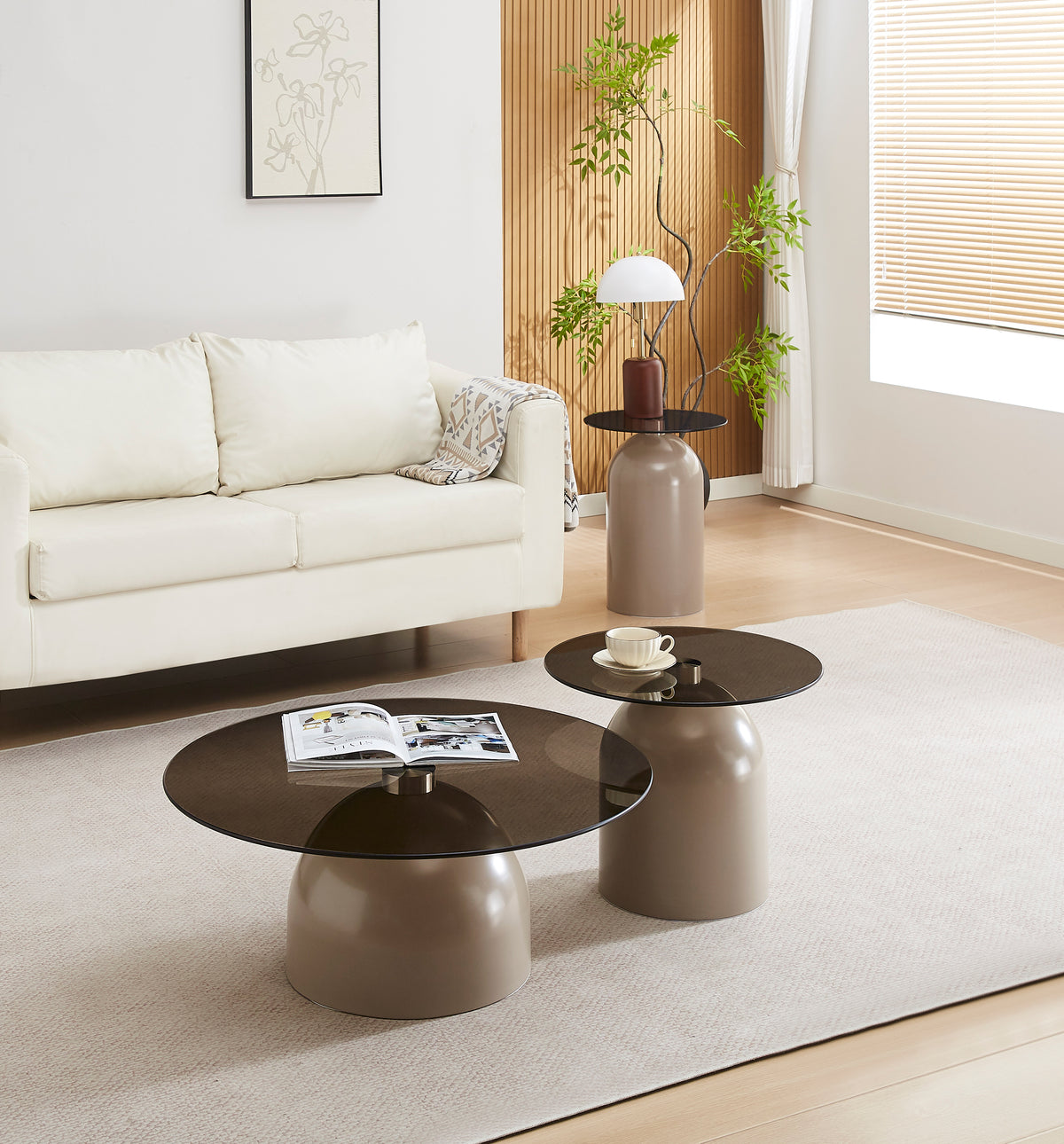 Table basse Velmorra ronde diamètre 40 cm avec plateau en verre fumé et base métallique cachemire