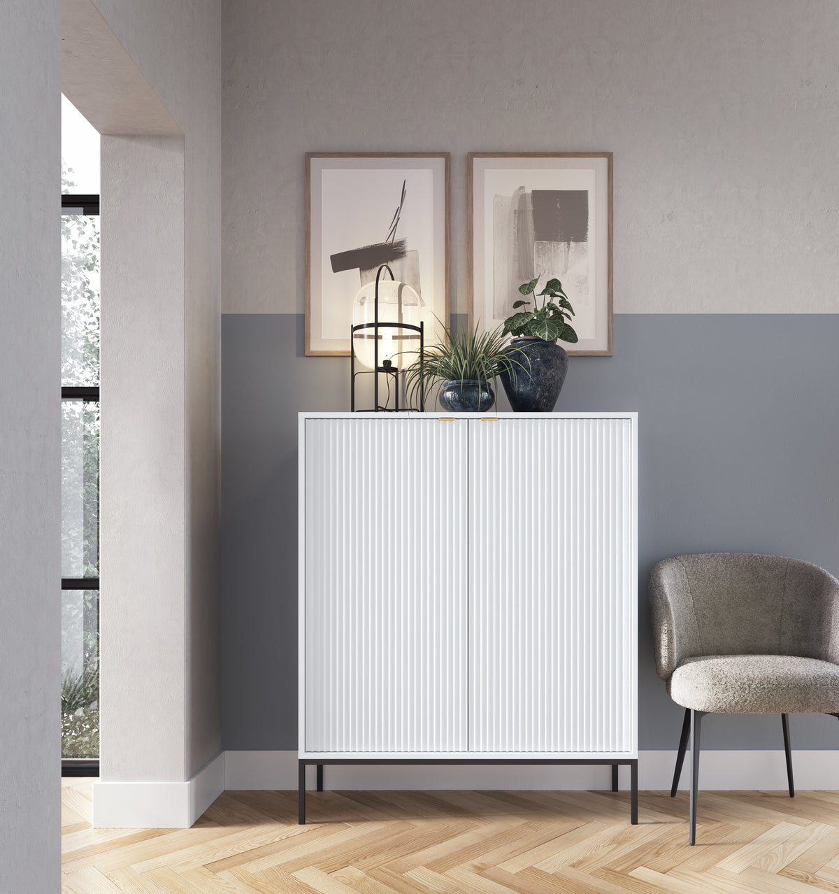 Commode haute Vellore blanche avec façades rainurées et poignées dorées