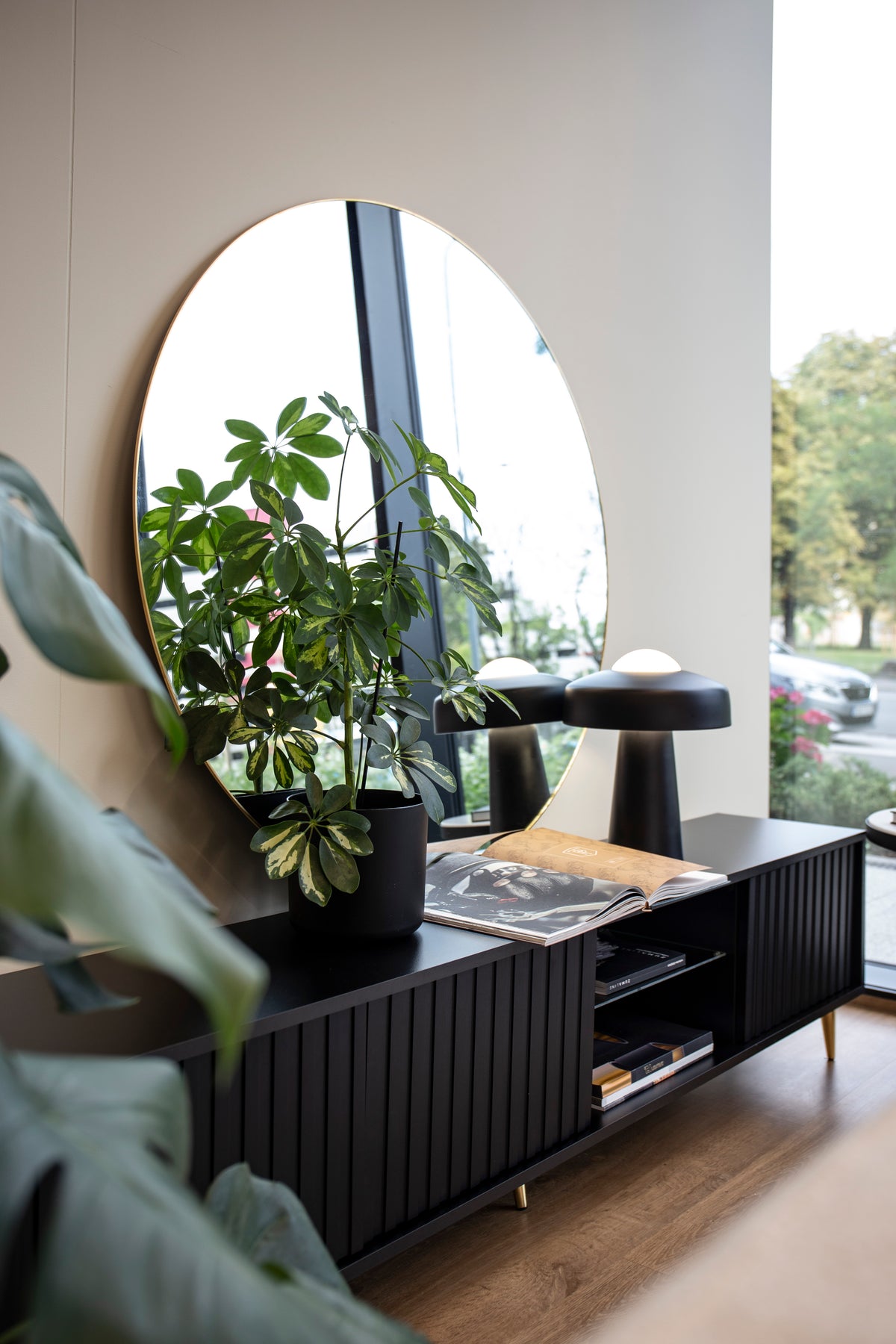Meuble TV Bello avec façades à lamelles 175 cm noir avec LED et pieds dorés