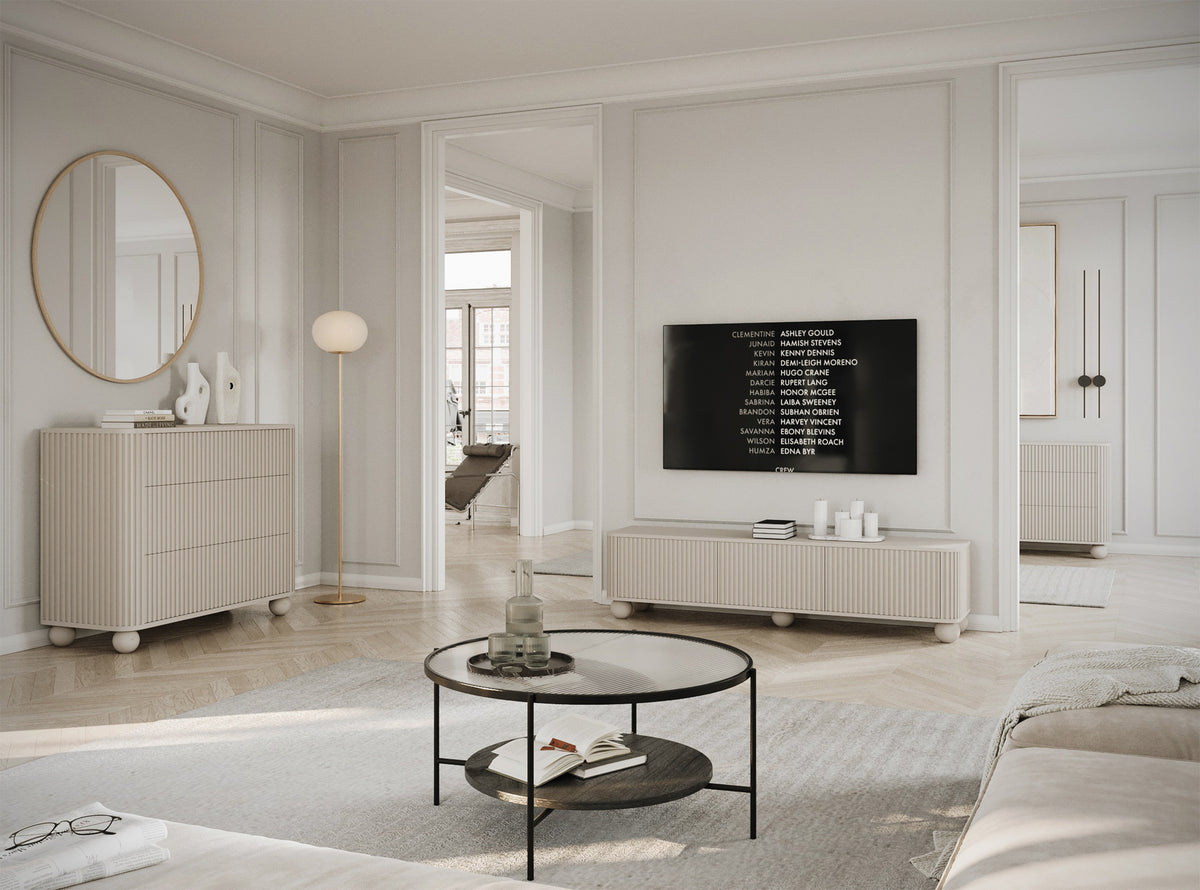 Kommode Arvello mit Fräsungen und drei Schubladen, 93 cm, auf Kugelfüßen, beige sandfarben