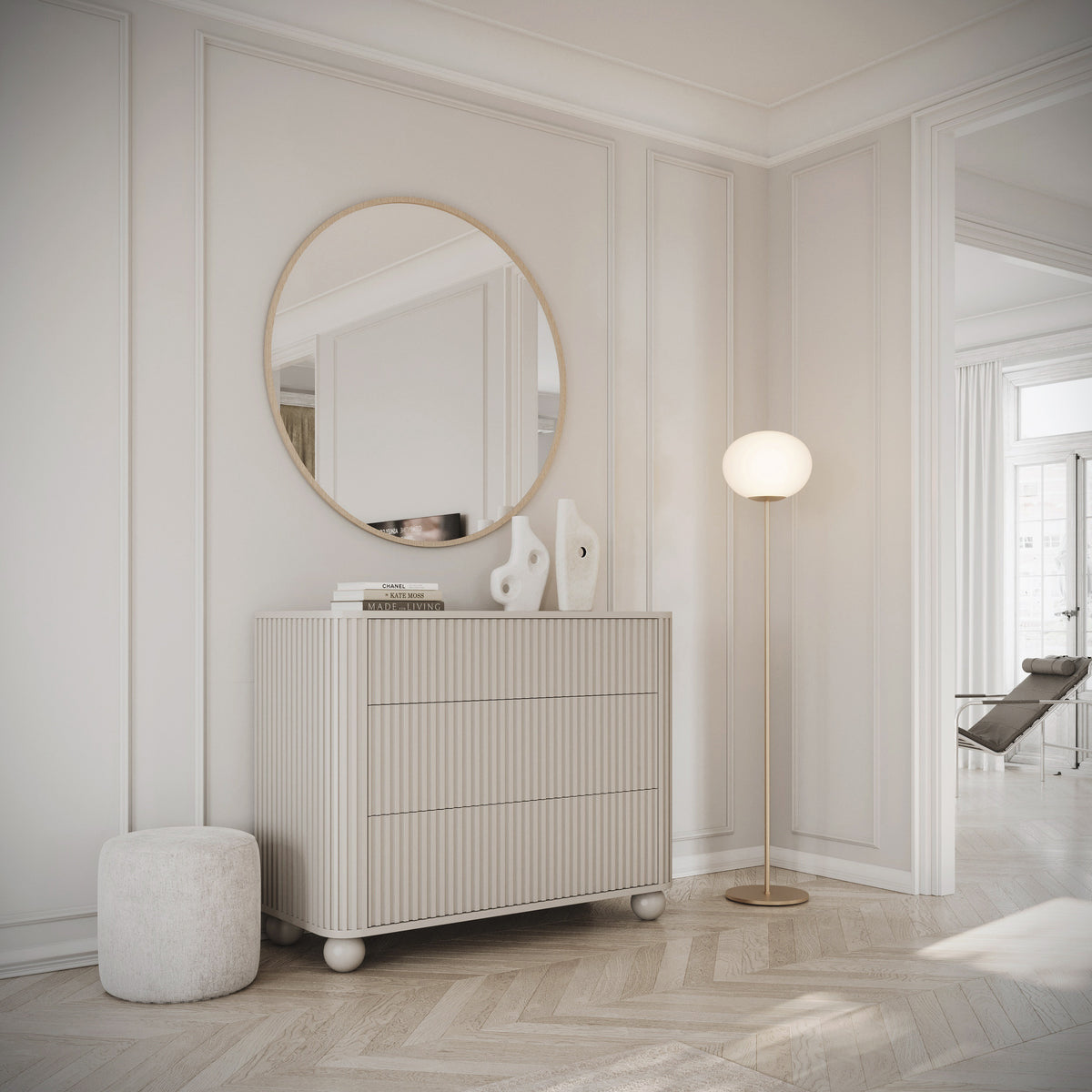 Kommode Arvello mit Fräsungen und drei Schubladen, 93 cm, auf Kugelfüßen, beige sandfarben