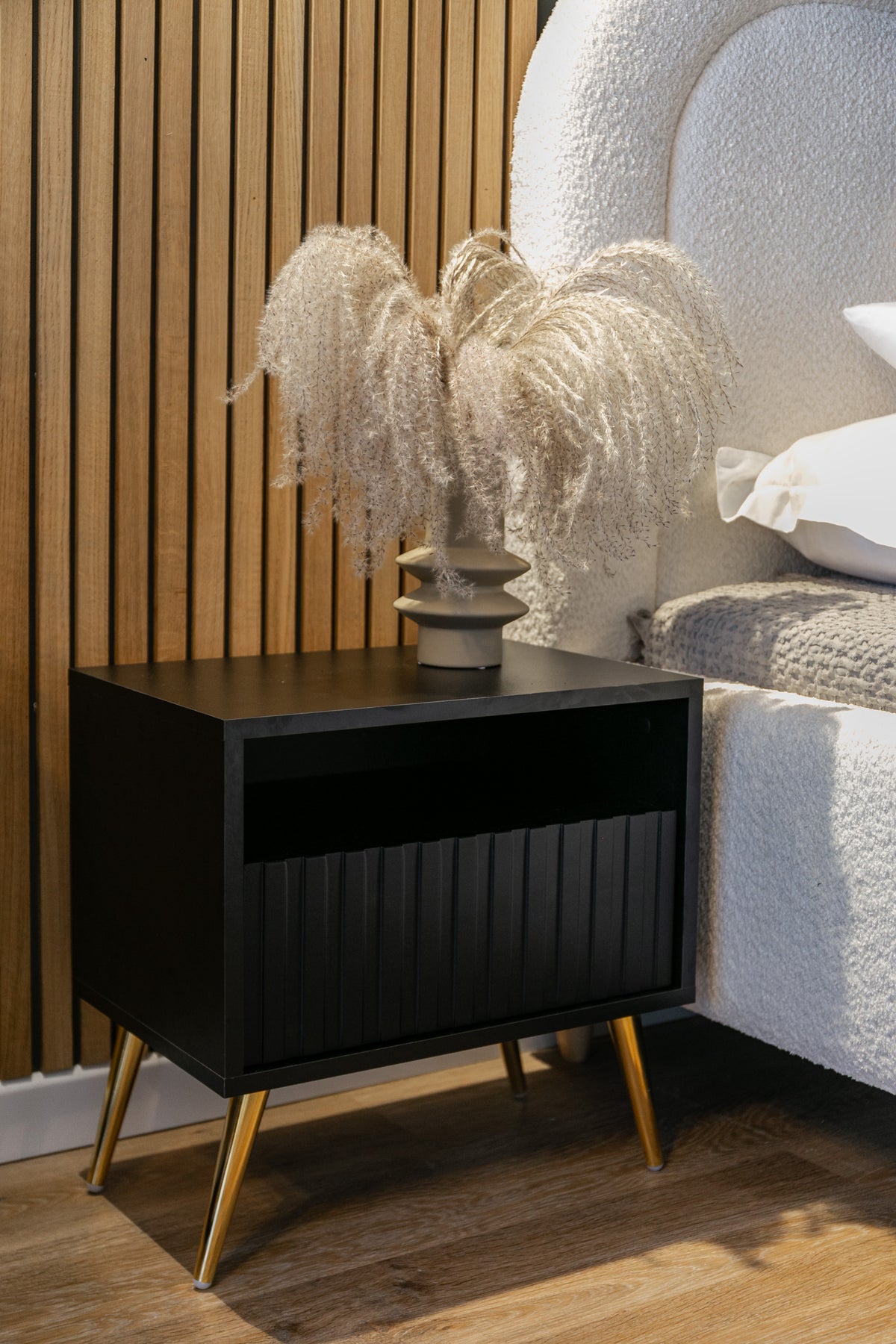 Table de chevet Bello avec tiroir à façade lamellée noire avec pieds dorés