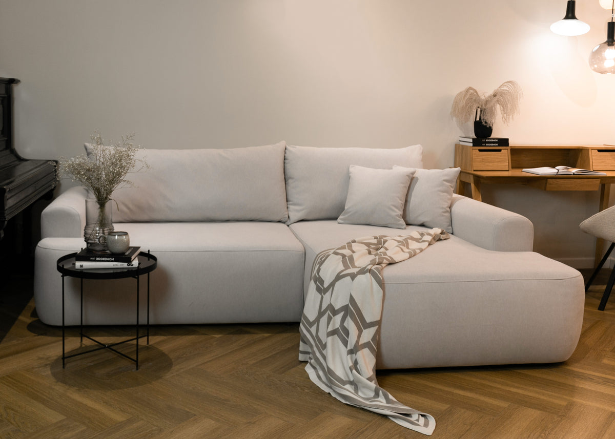 Canapé d'angle avec fonction couchage Ovo en velours beige clair, forme en L, avec coffre de rangement, tissu facile à nettoyer, version droite