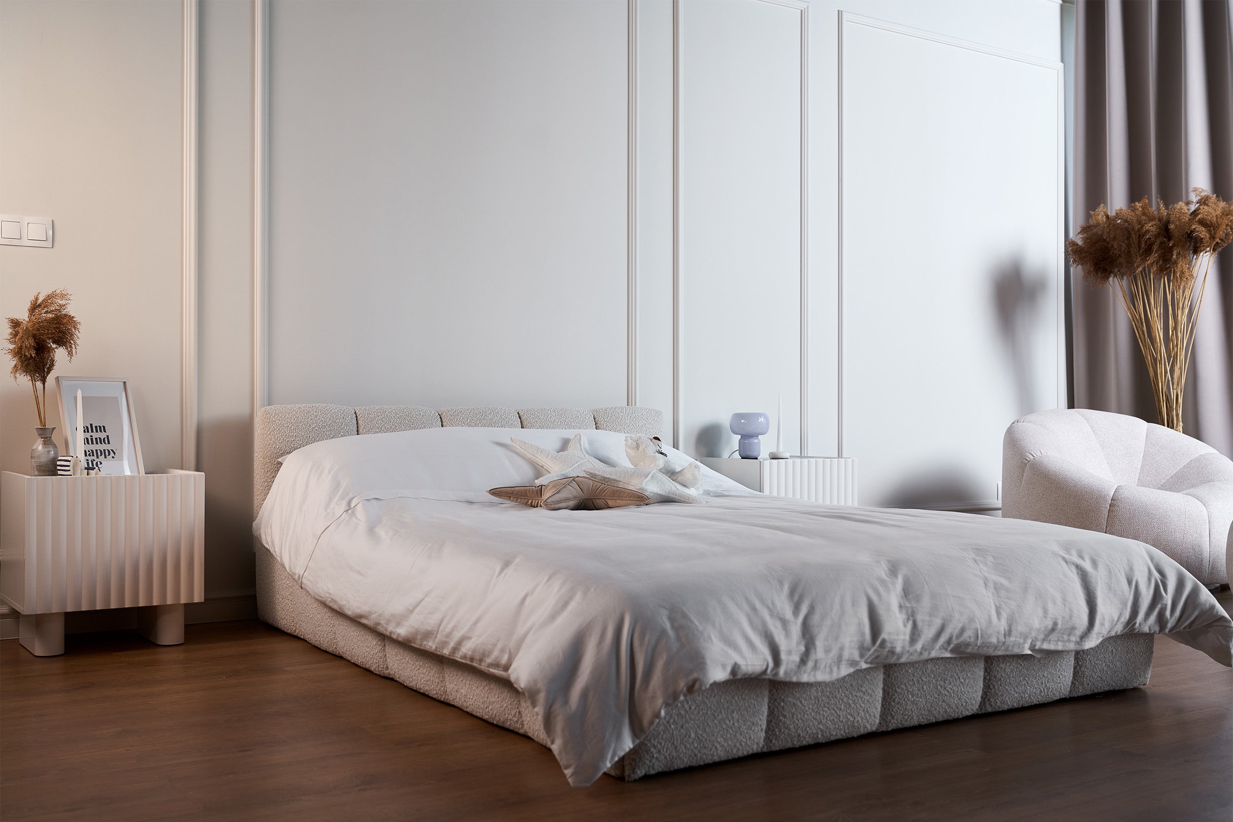 Lit rembourré 160x200 cm Cloudy Low beige clair Bouclé avec sommier à lattes en bois