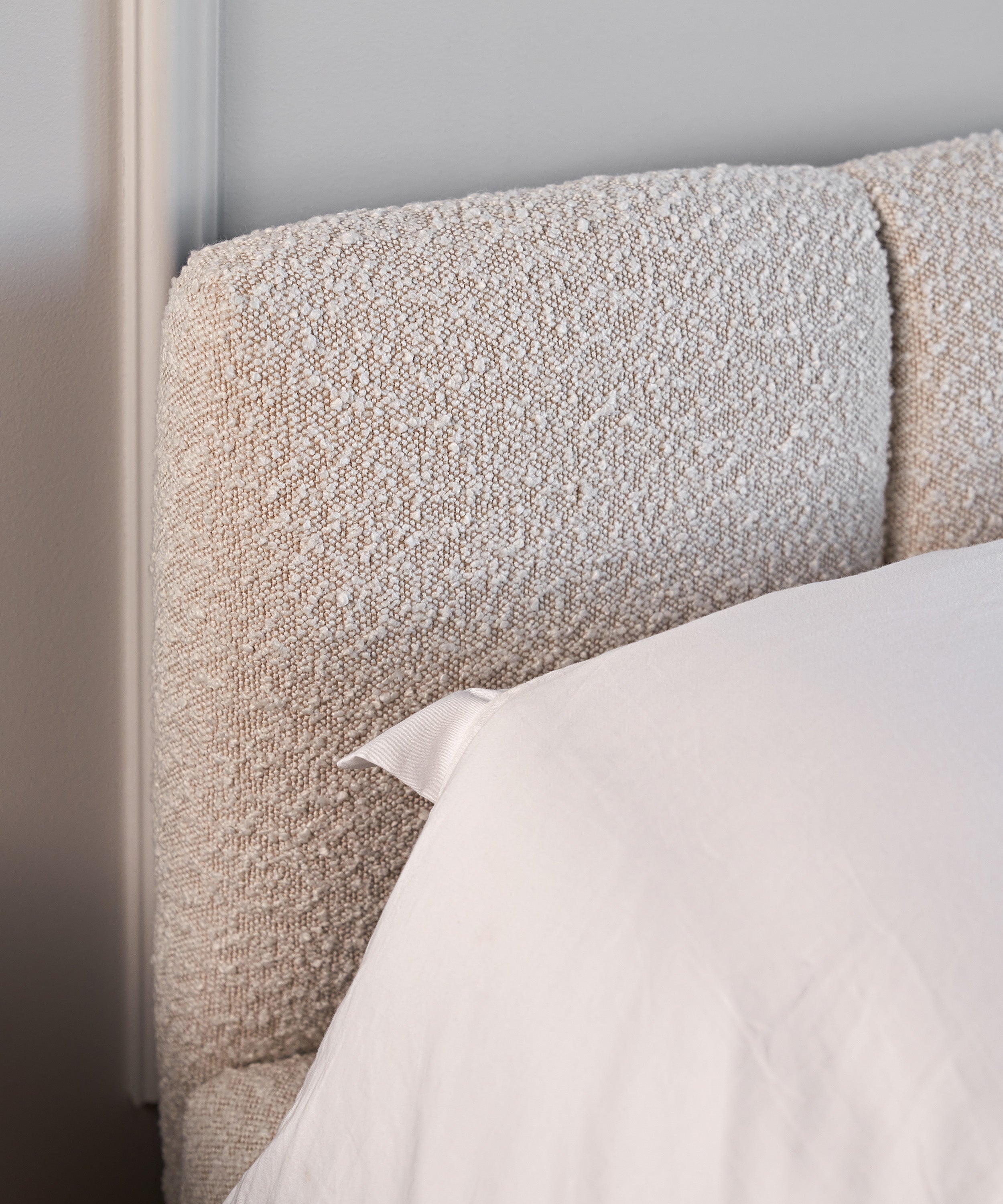 Lit rembourré 160x200 cm Cloudy Low beige clair Bouclé avec sommier à lattes en bois