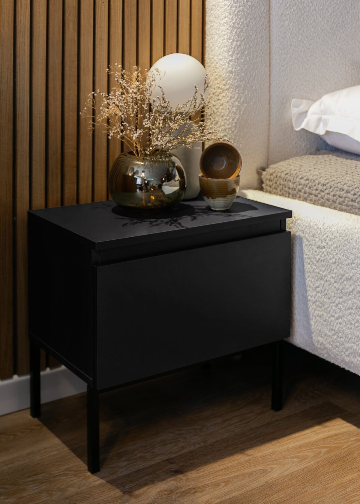 Table de chevet Bemmi noire avec pieds noirs