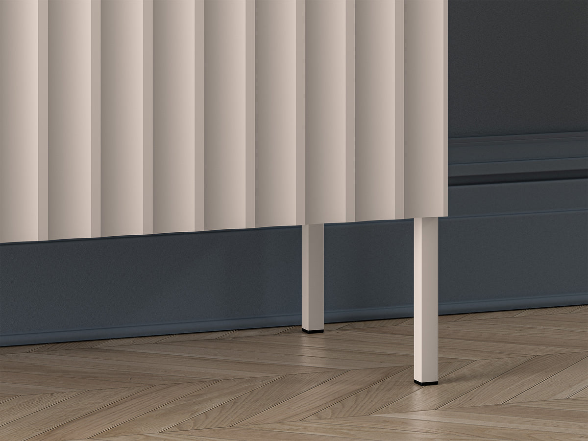 Commode haute à deux portes Derriva avec façades rainurées 100 cm cachemire