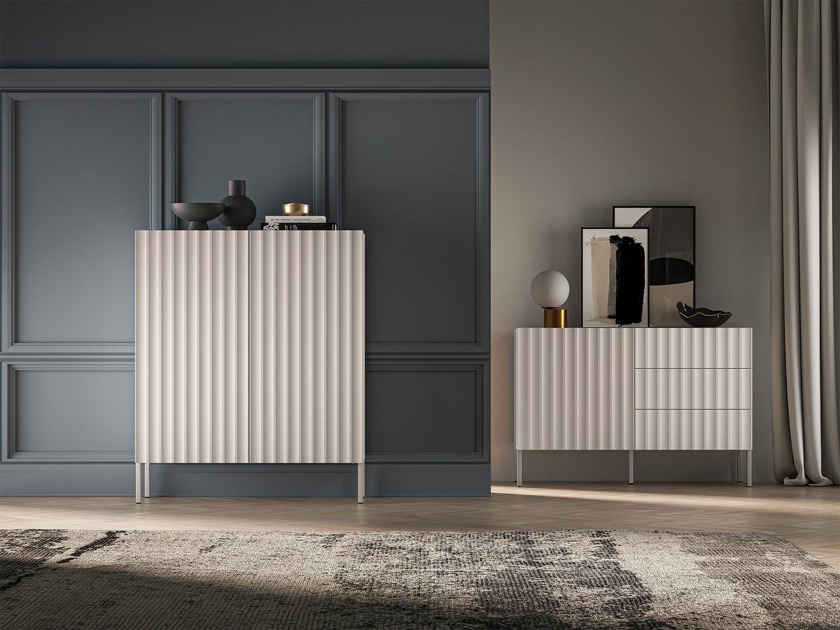 Commode haute à deux portes Derriva avec façades rainurées 100 cm cachemire