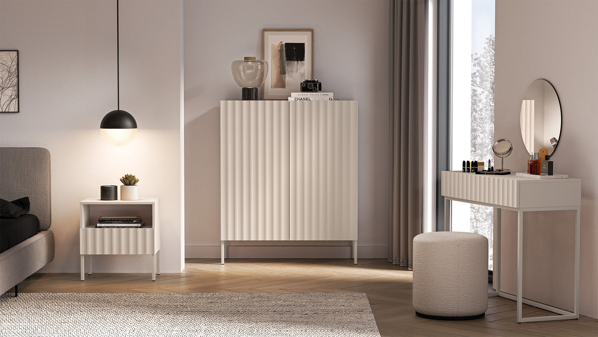 Commode haute à deux portes Derriva avec façades rainurées 100 cm cachemire