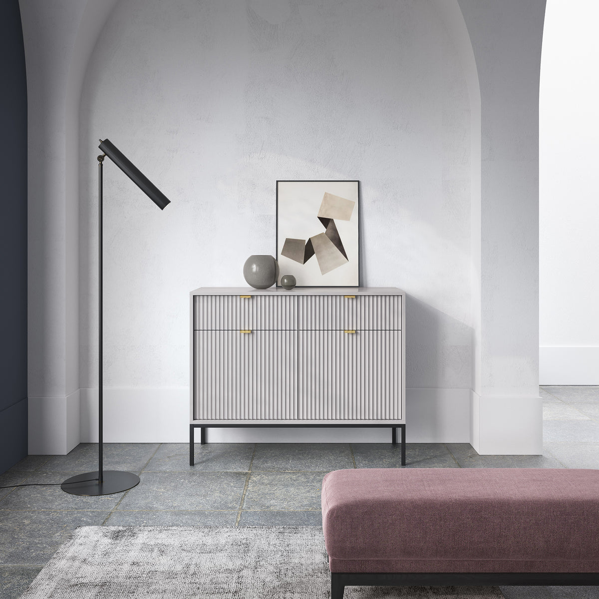 Commode 2 portes Vellore 104 cm grise avec façades rainurées et poignées dorées