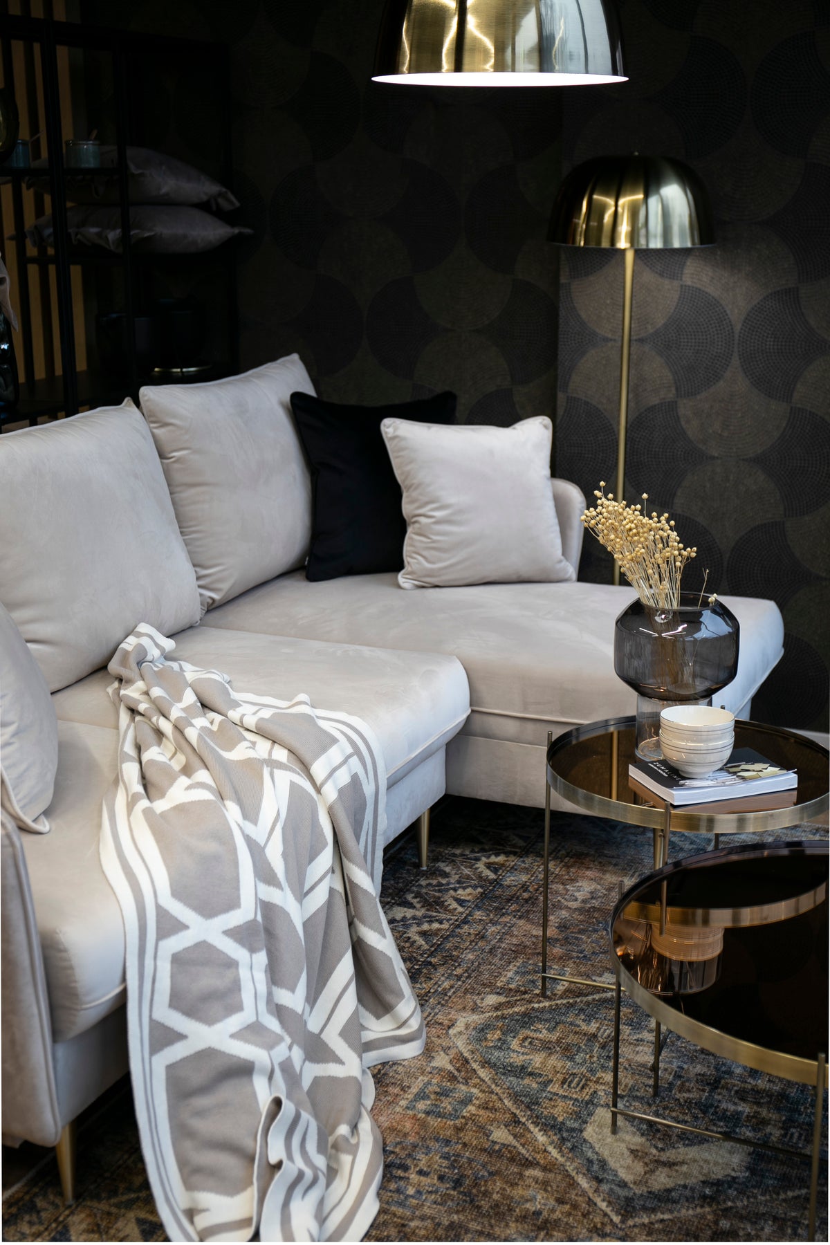 Canapé d'angle Volio beige velours hydrofuge pieds dorés avec fonction couchage