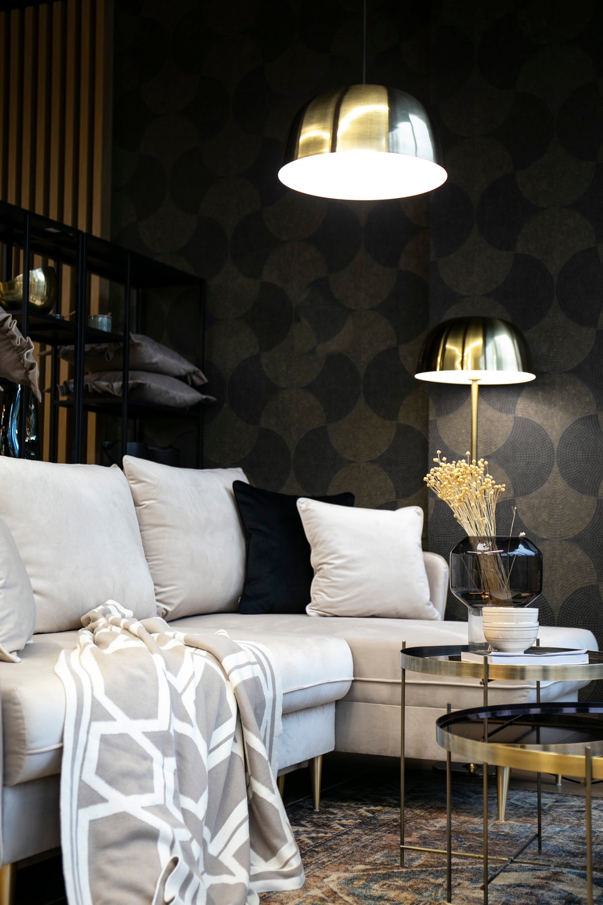 Canapé d'angle Volio beige velours hydrofuge pieds dorés avec fonction couchage