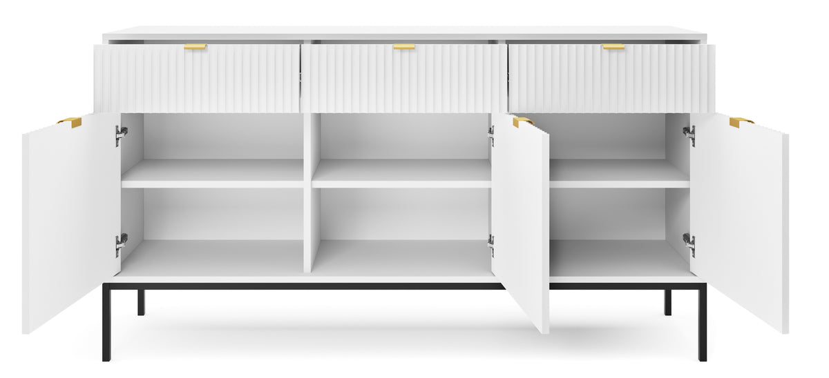 Commode trois portes Vellore 154 cm blanche avec façades rainurées et poignées dorées