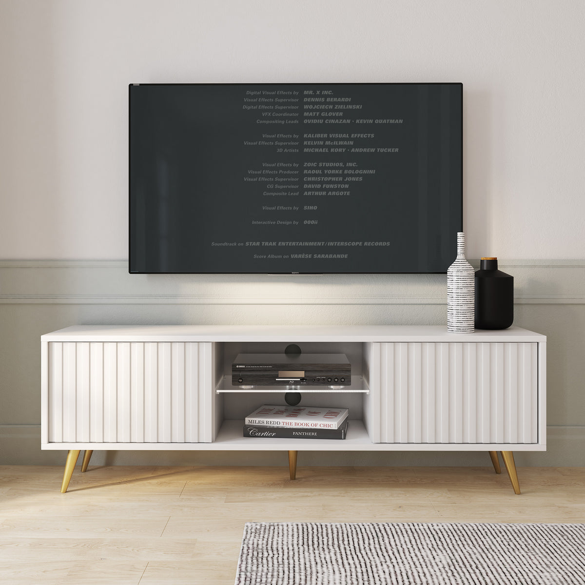 Meuble TV Bello 135 cm blanc avec portes à lamelles et pieds dorés
