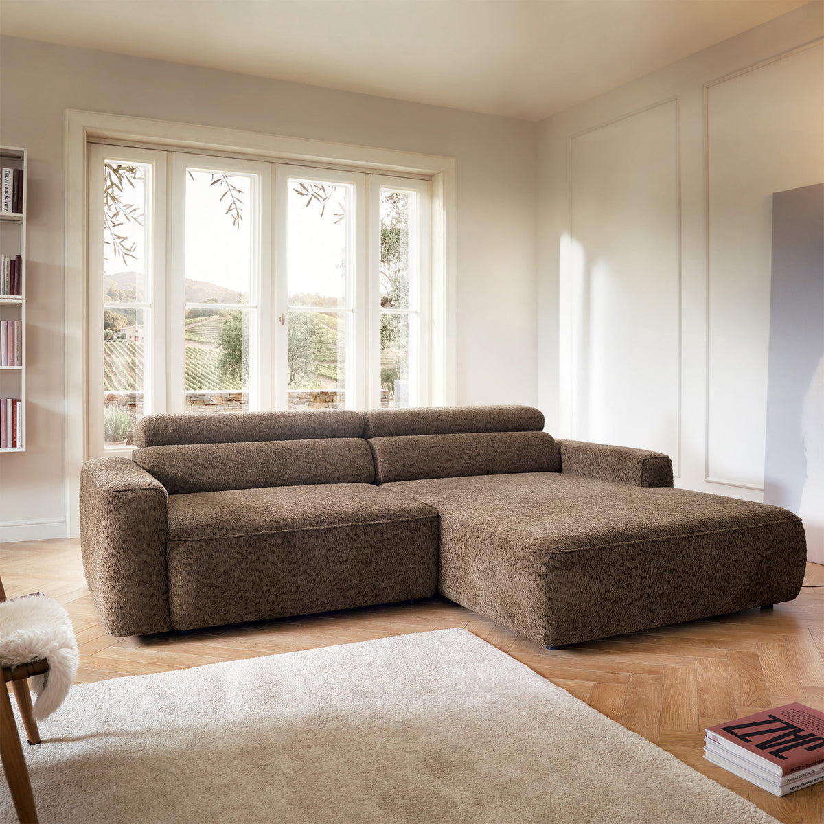 Canapé d’angle droit Fando avec siège électrique escamotable, forme en L, en tissu chenille marron clair