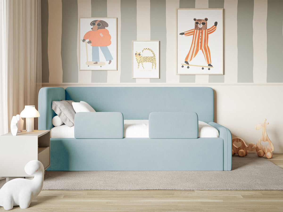 Jugendbett 90x200 cm Fanklo linksseitig mit Stauraum und blauen Samt-Hydrophob-Schutzgeländern, leicht zu reinigen