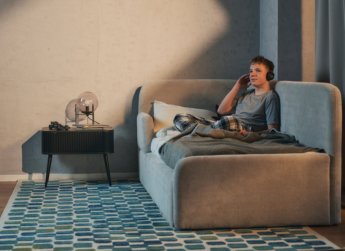 Jugendbett 90x200 cm Fanklo linksseitig mit Matratze, Stauraum und Geländern, grau-beige Plüsch, wasserabweisend