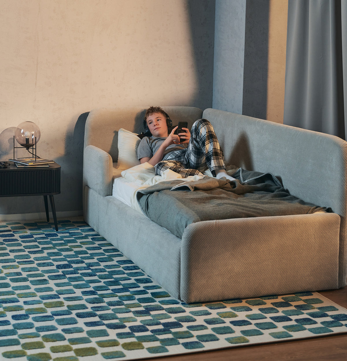 Jugendbett 120x200 cm Fanklo linksseitig mit Stauraum und Geländern, grau-beiges Plüsch, wasserabweisend