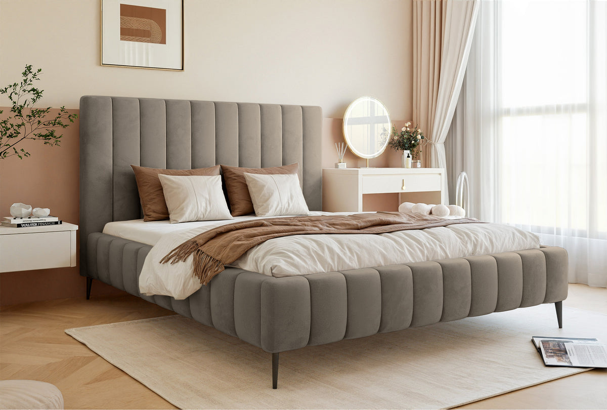 Lit tapissé 180x200 cm Fiarro avec rangement pour la literie, velours gris-beige, cadre métallique sur pieds hauts