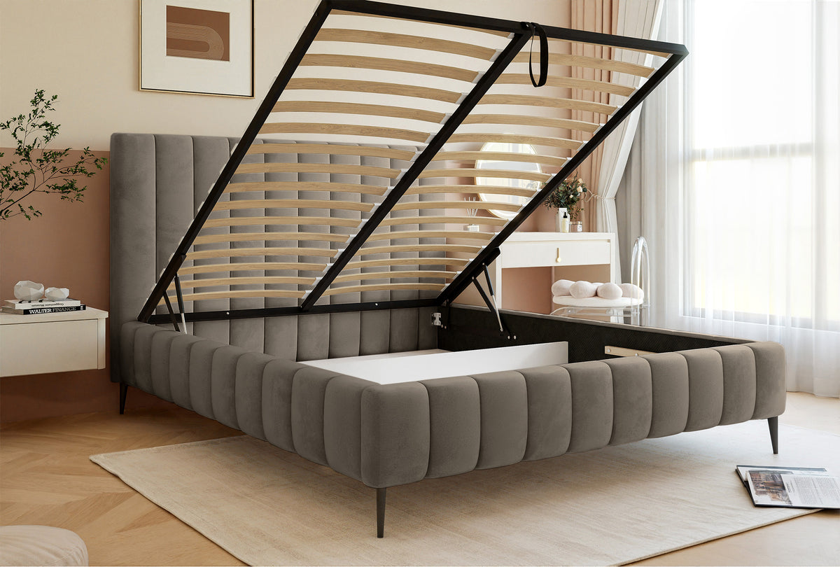 Lit tapissé 160x200 cm Fiarro avec rangement pour la literie, velours gris-beige, cadre métallique sur pieds hauts