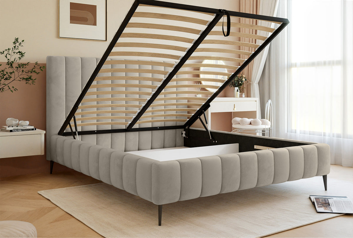 Lit tapissé 140x200 cm Fiarro avec rangement pour linge de lit, velours beige clair, cadre métallique sur pieds hauts
