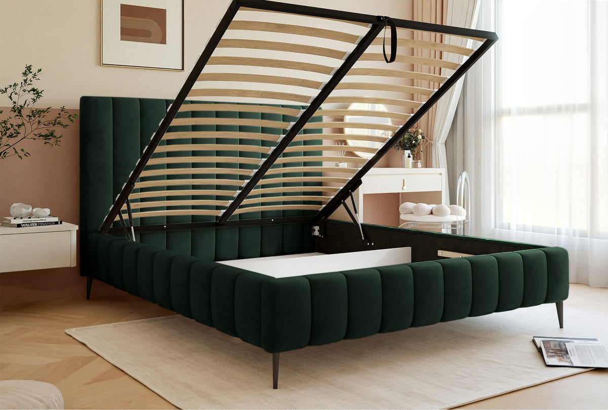 Lit tapissé 180x200 cm Fiarro avec rangement pour la literie, velours vert foncé, cadre métallique sur pieds hauts