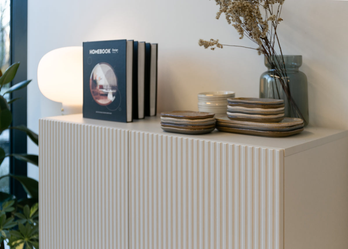 Zweiturige Kommode Veldio mit gefräster Front 90 cm Grau-Beige mit goldenen Beinen