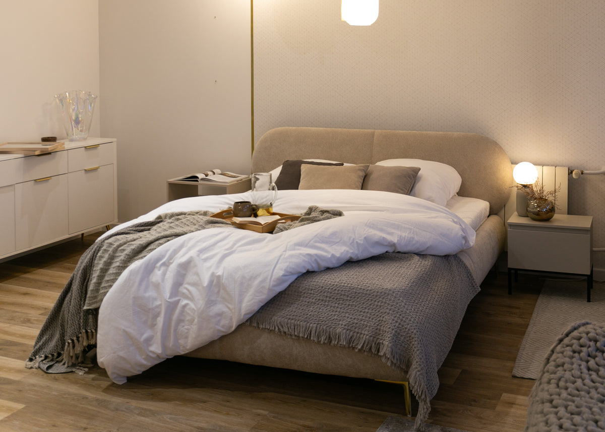 Polsterbett 140x200 cm Ovalle, beige Chenille, goldene Beine