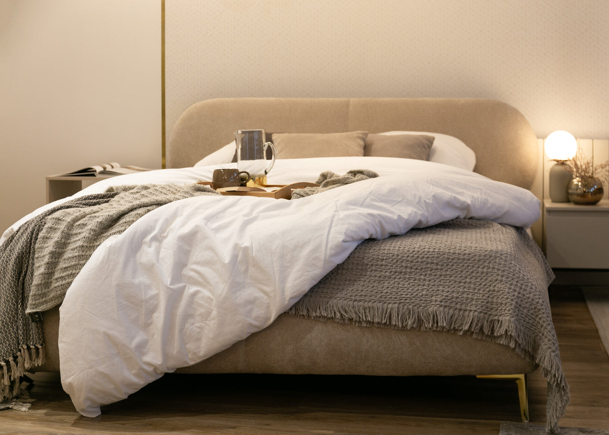 Polsterbett 180x200 cm Ovalle mit Bettkasten, Metalllattenrost, beiger Chenille-Stoff, goldene Beine