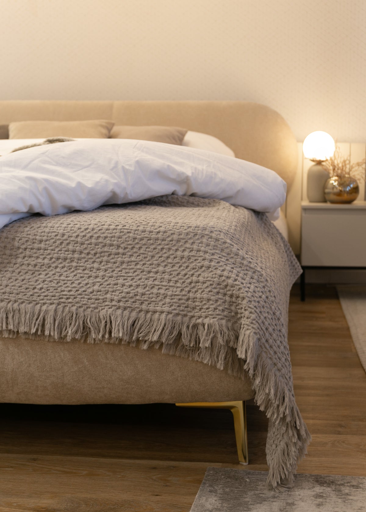 Polsterbett 180x200 cm Ovalle mit Bettkasten, Metalllattenrost, beiger Chenille-Stoff, goldene Beine