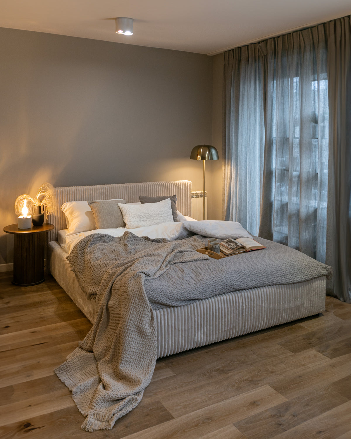 Lit tapissé 160x200 cm Tilio avec rangement, cadre métallique, velours côtelé épais crème