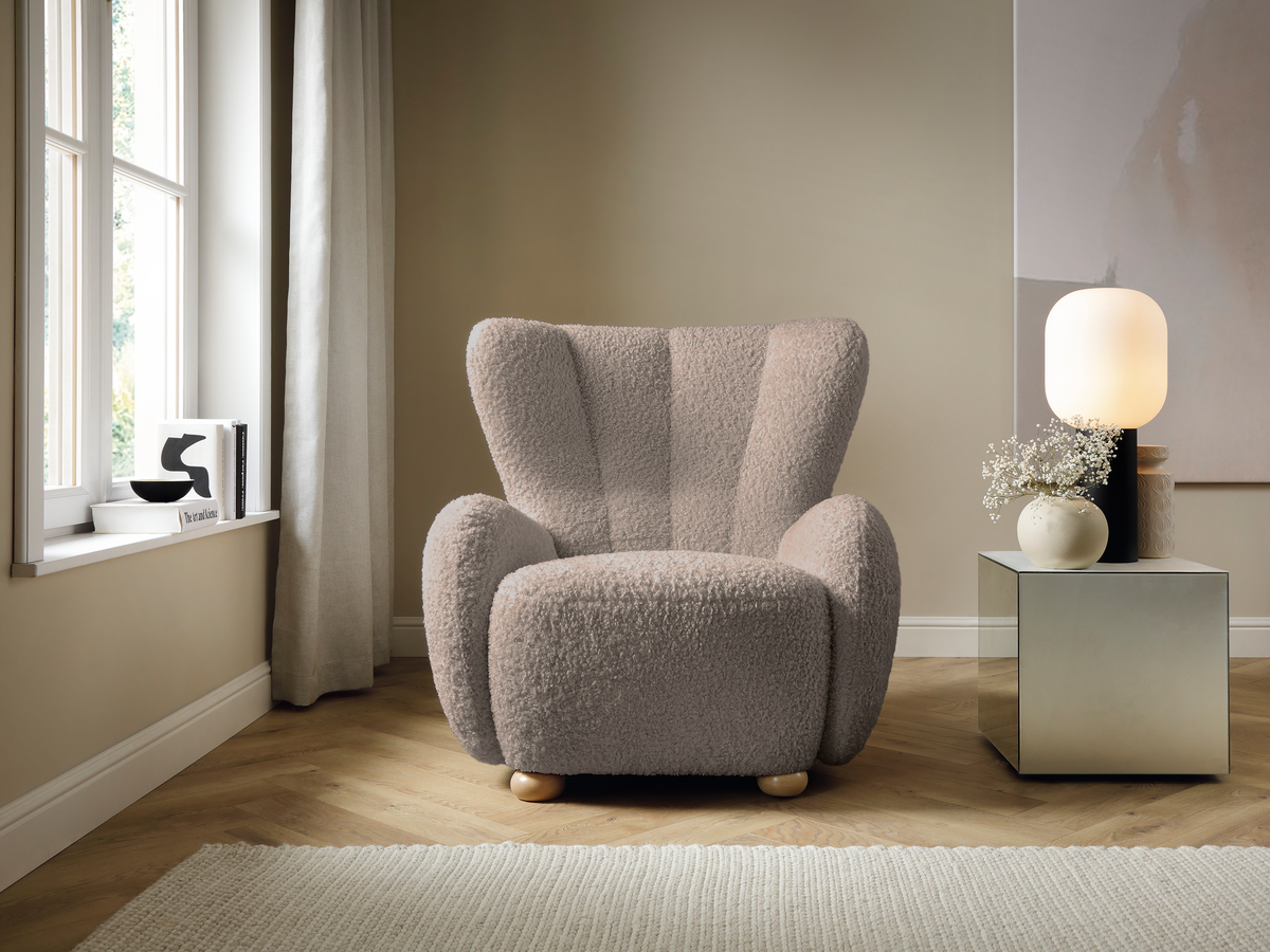 Beiger Schalensitz Milele aus Bouclé mit Buchenholzbeinen