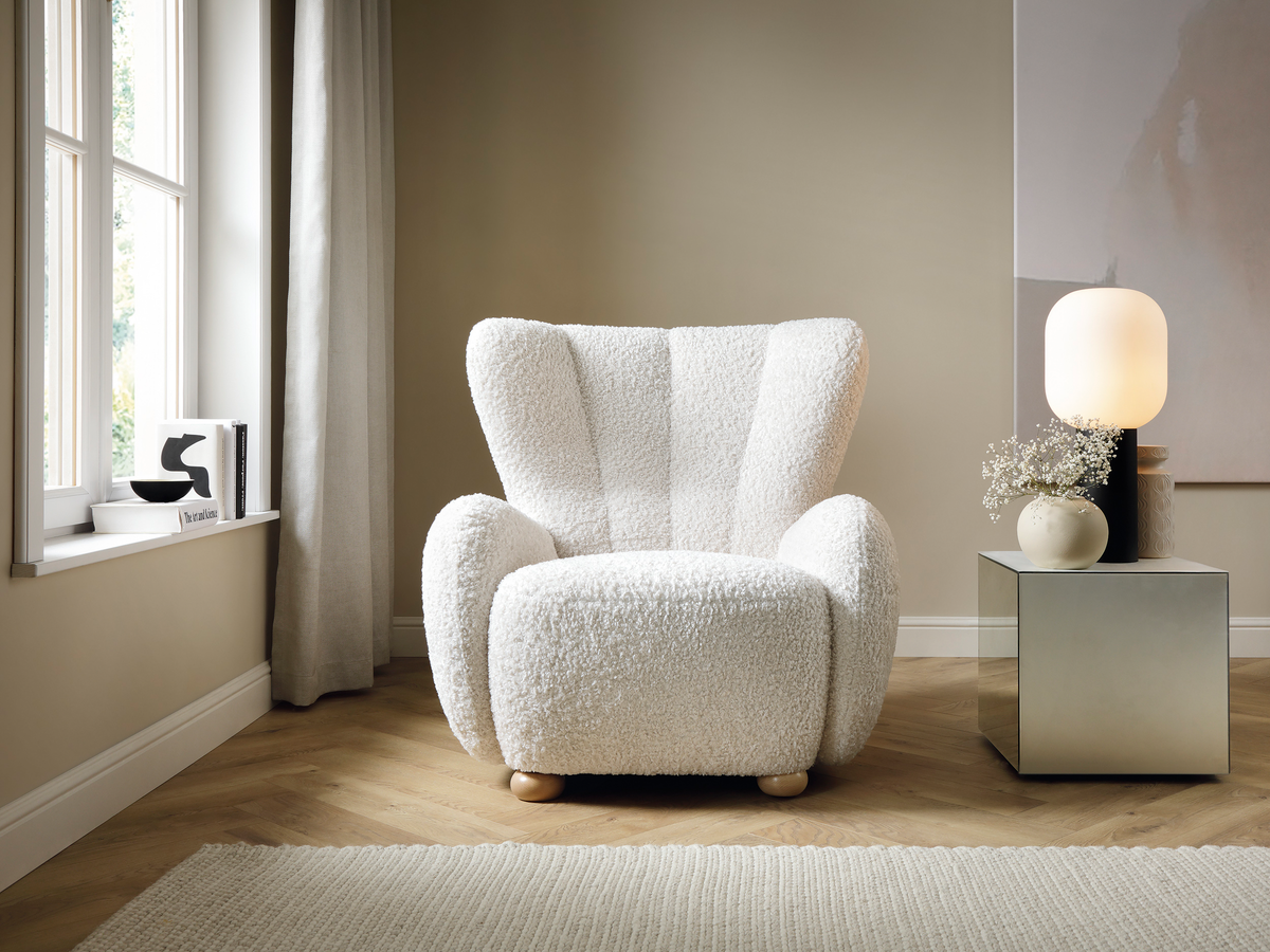 Fauteuil baquet Milele crème boucle pieds en hêtre