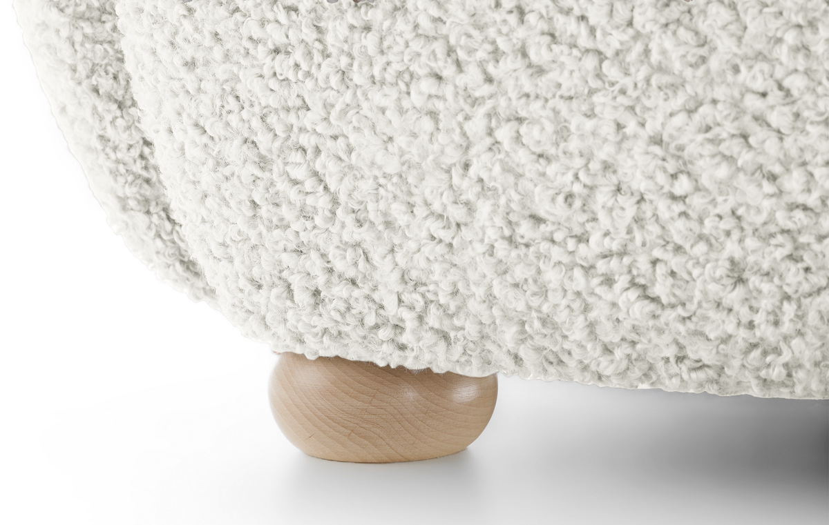 Fauteuil baquet Milele crème boucle pieds en hêtre