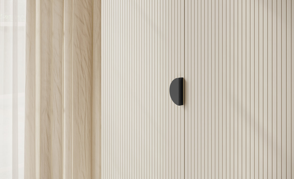 Armoire trois portes Moonir avec tringle longue et sept étagères 150 cm Gris beige