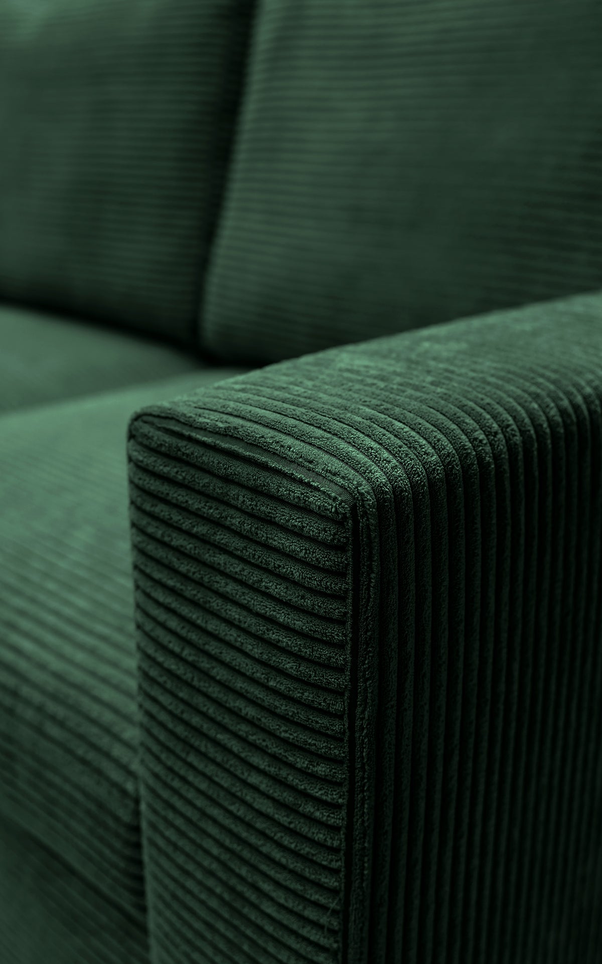 Canapé d'angle avec fonction couchage Nalika en velours côtelé vert foncé, rangement, configuration gauche