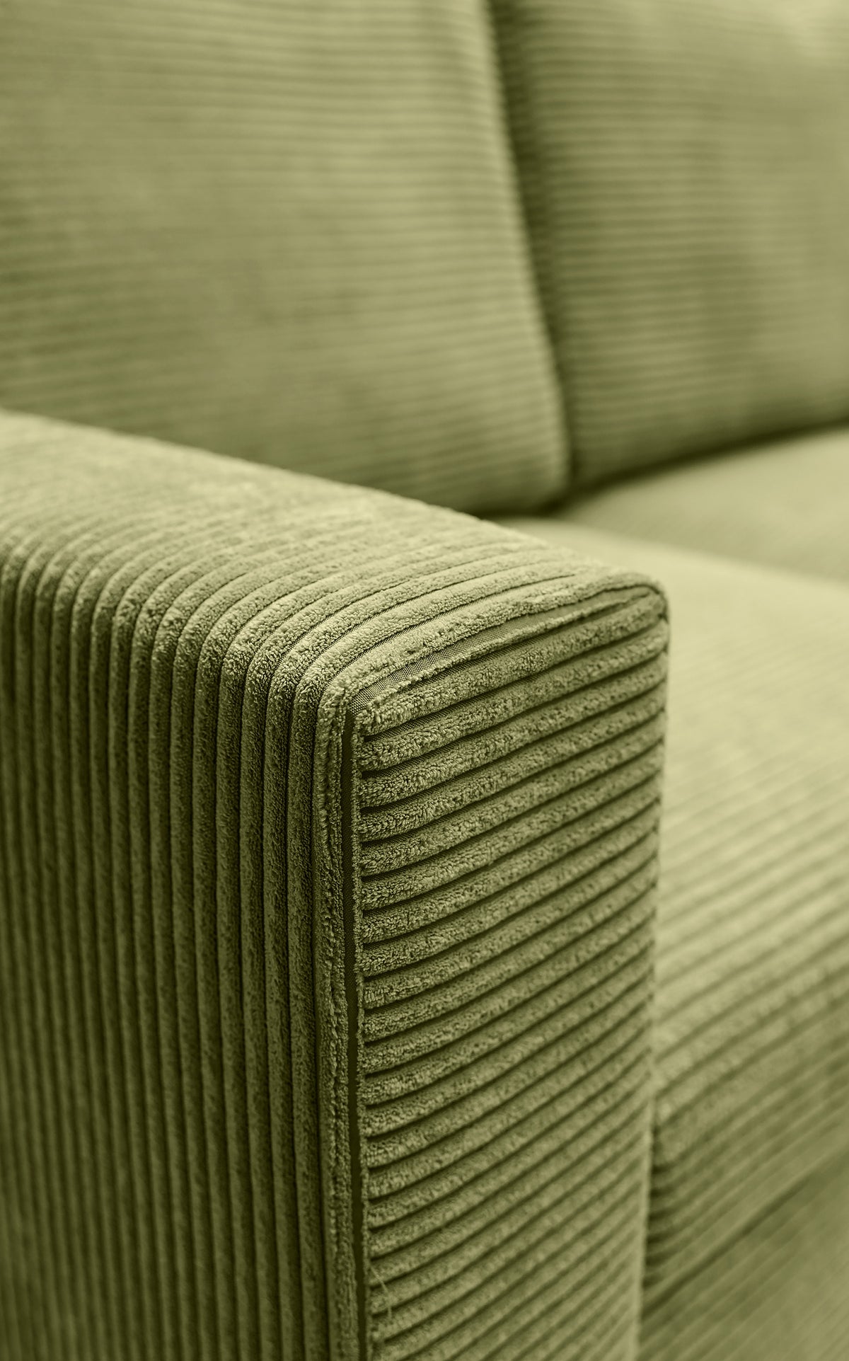 Canapé d'angle avec fonction couchage Nalika en velours côtelé pistache, coffre de rangement, orientation droite
