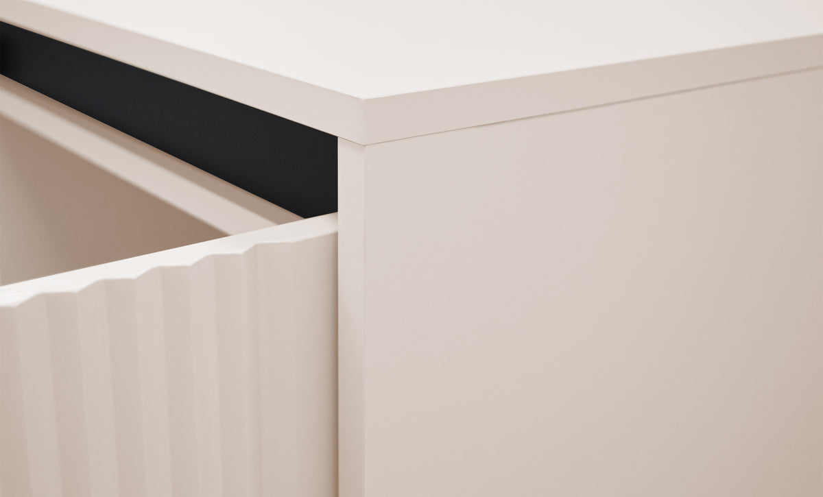 Commode deux portes Osaka avec deux tiroirs et façades rainurées 100 cm beige sable sur pieds noirs