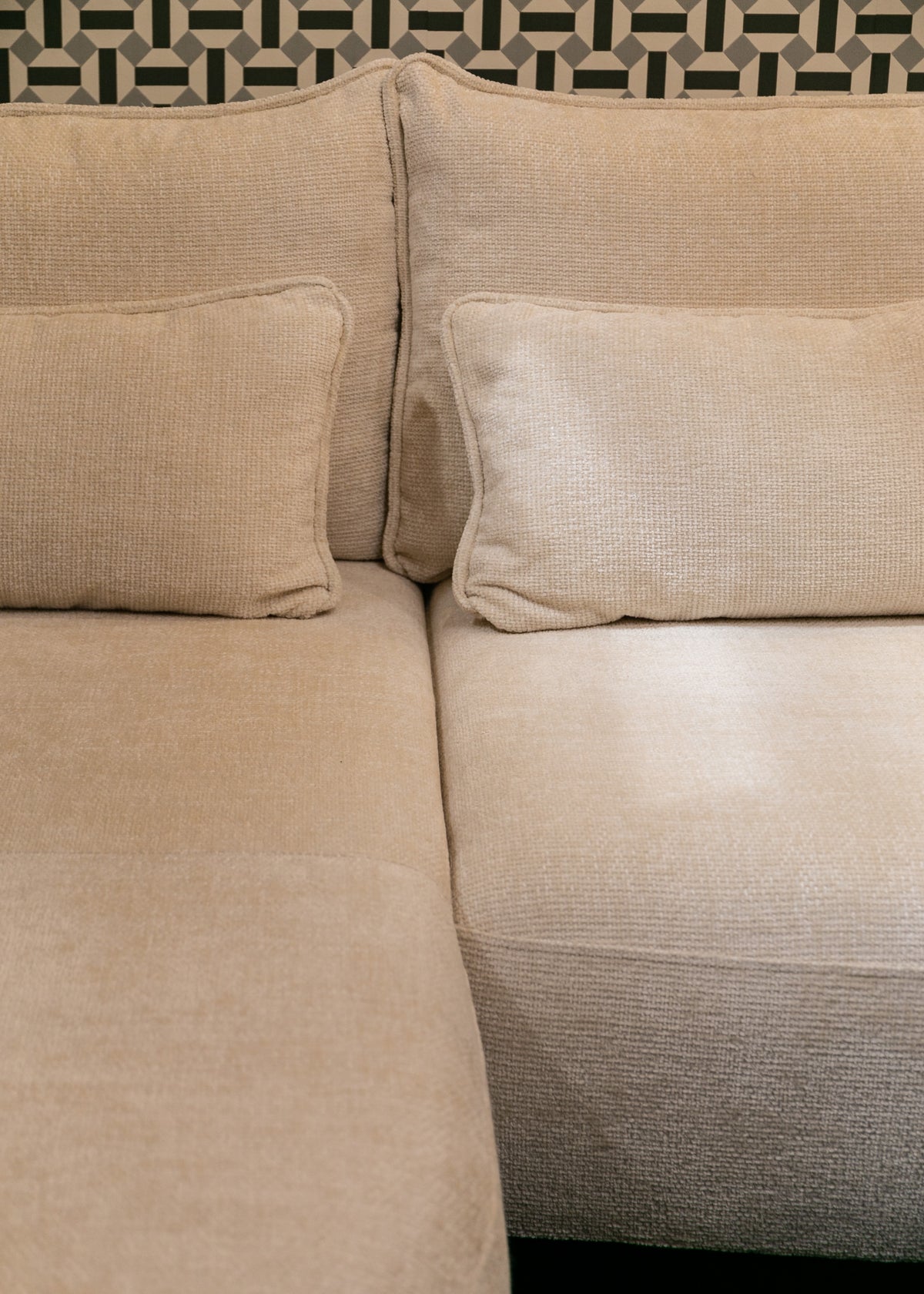 Canapé d'angle Oblivio avec fonction couchage, forme en L, avec coffre de rangement, tissu chenille crème, version gauche
