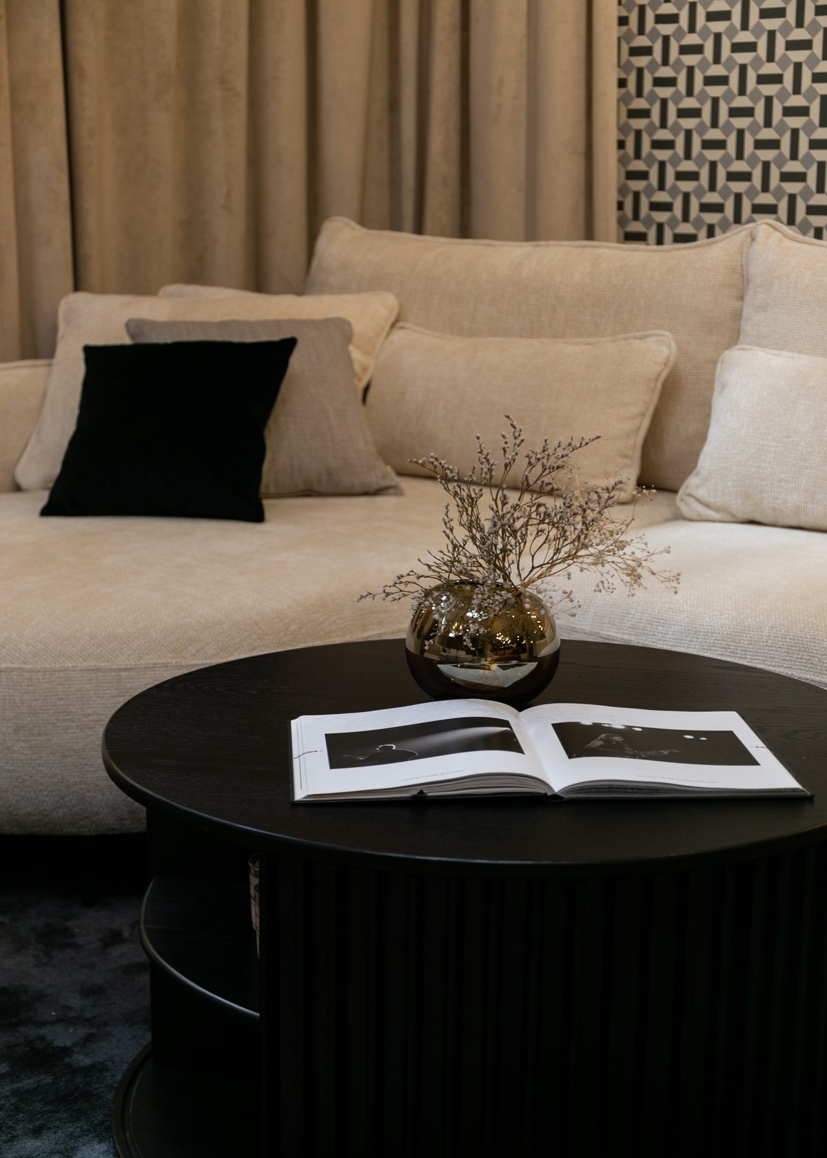 Canapé d'angle Oblivio avec fonction couchage, forme en L, avec coffre de rangement, tissu chenille crème, version gauche