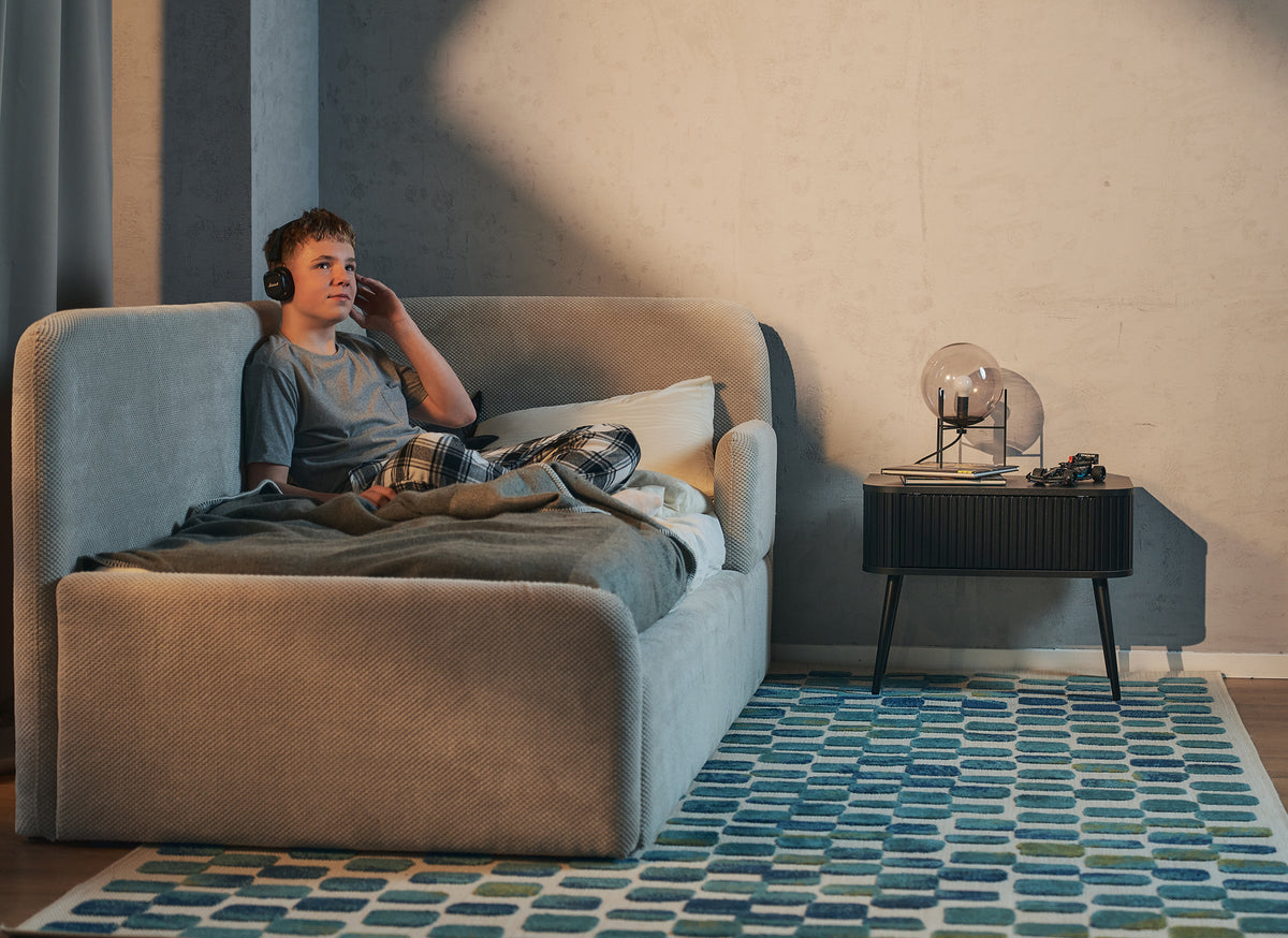 Jugendbett 120x200 cm Fanklo rechtsseitig mit Stauraum, grau-beiger hydrophober Plüsch