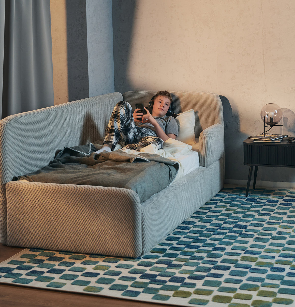 Jugendbett 90x200 cm Fanklo rechtsseitig mit Matratze und Aufbewahrungsbox, grau-beiger wasserabweisender Plüsch