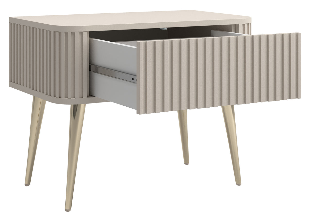 Table de chevet Ovarlo à cannelures avec tiroir 63 cm beige sable et pieds dorés